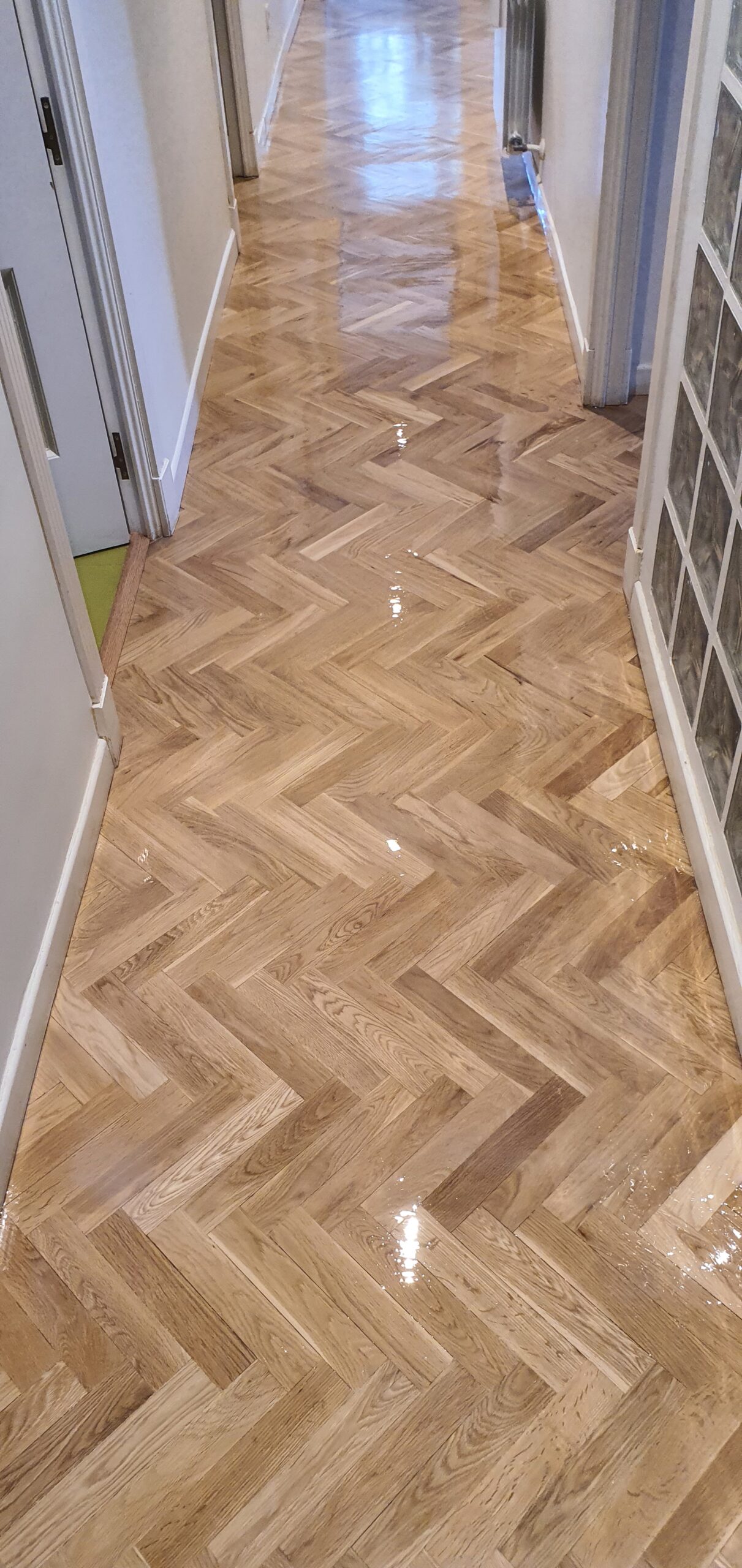 Pasillo en espiga de roble natural