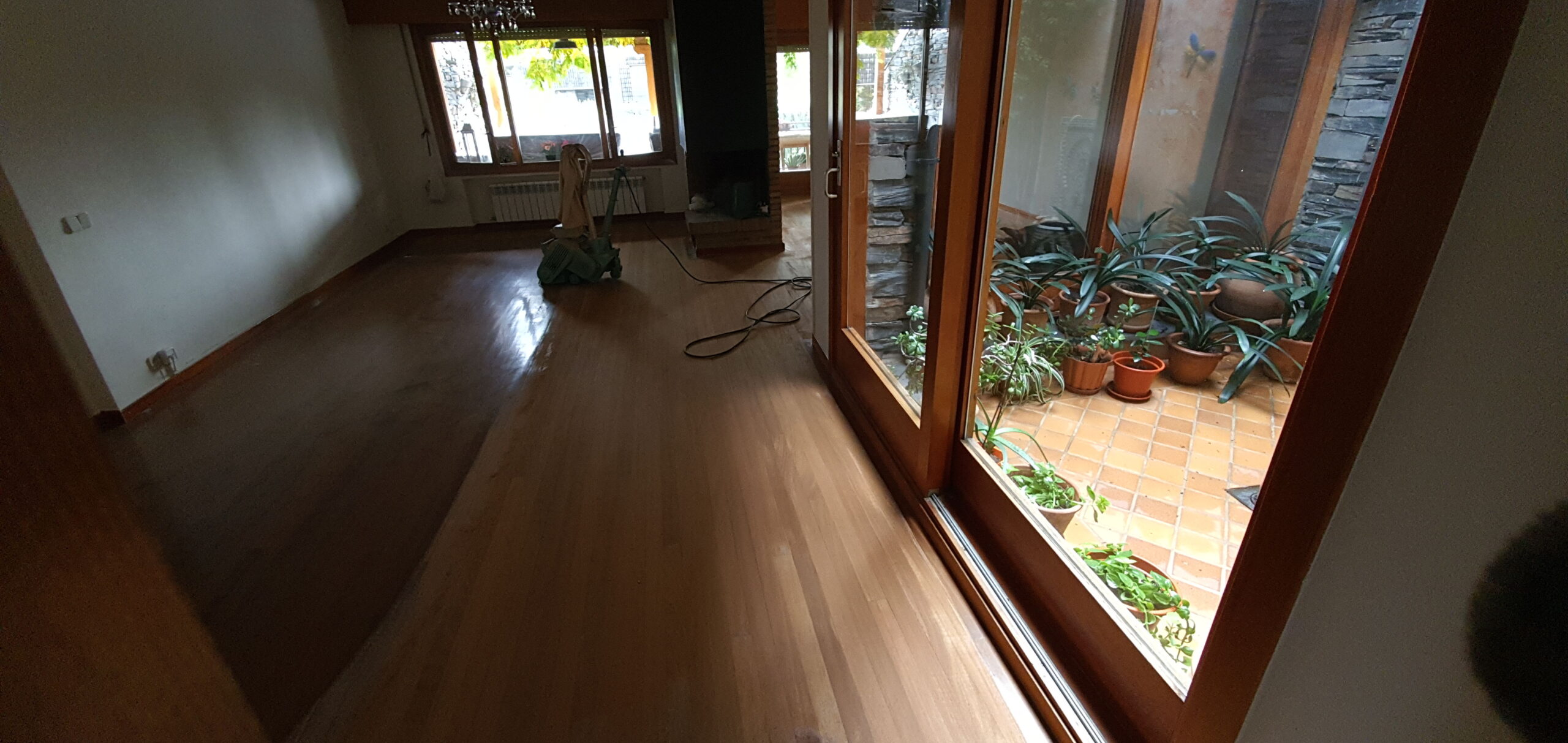 Tarima de madera en zona de estar